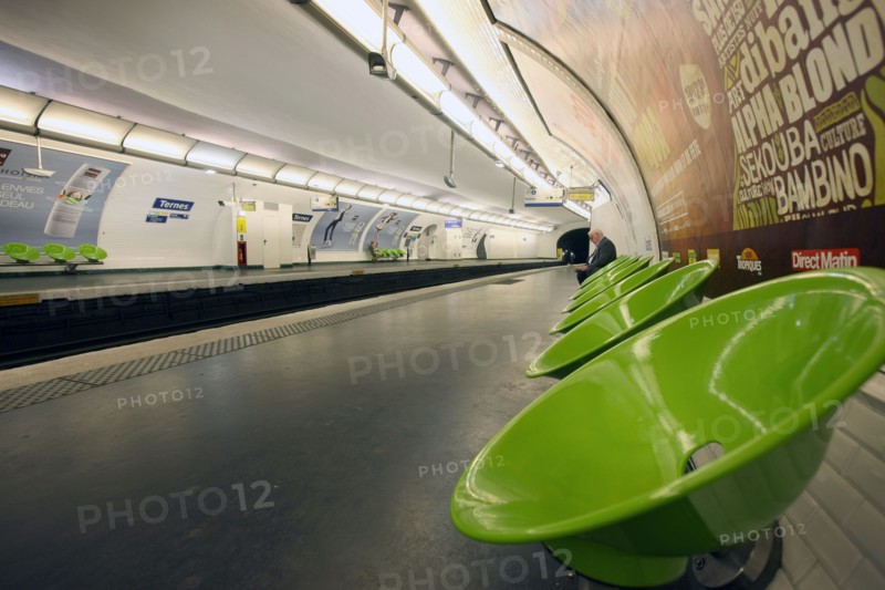 France, ile de france, paris, 17e arrondissement, metro, station ternes, quais, 
Date : 2011-2012