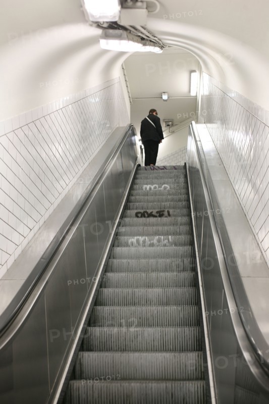 France, ile de france, paris, 18e arrondissement, metro ligne 4, porte de clignanourt, escalator, 
Date : 2011-2012