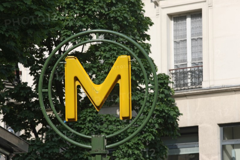 France, ile de france, paris 20e arrondissement, station de metro gambetta, ratp, logo m, 
Date : 2011-2012