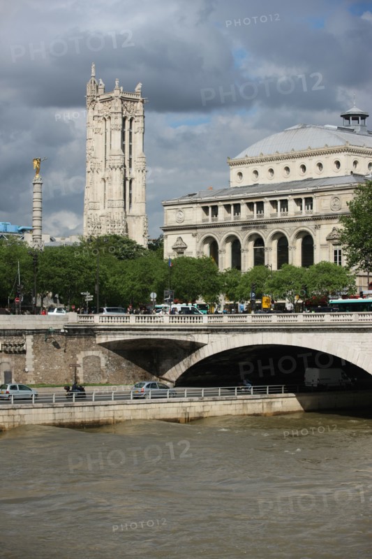 France, ile de france, paris 1er arrondissement, place du chatelet vue depuis la rive d'en face, Seine colonne, theatre de la ville, tour saint jacques, 
Date : 2011-2012