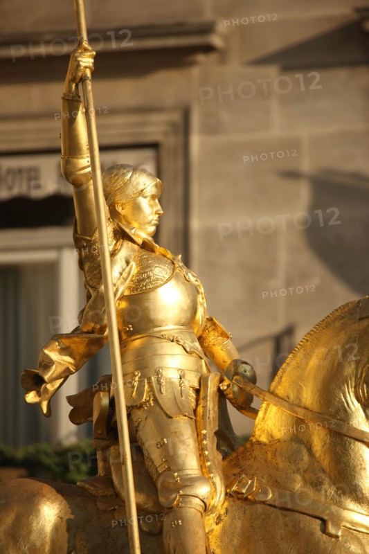 France, ile de france, paris 1er arrondissement, place des pyramides, statue de jeanne d'arc, sculpteur emmanuel fremiet, 
Date : 2011-2012