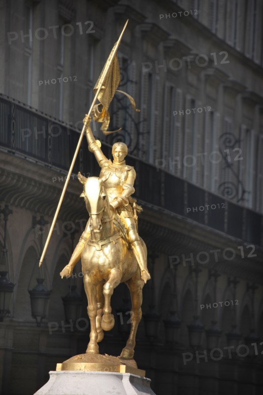 France, ile de france, paris 1er arrondissement, place des pyramides, rue de rivoli, statue equestre de jeanne d'arc .
Date : 2011-2012