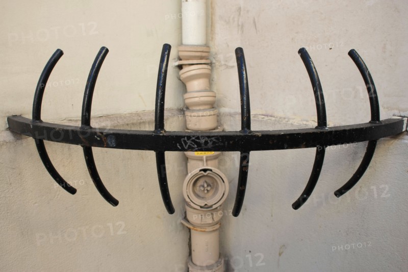 France, ile de france, paris 3e arrondissement, le marais, rue charlot, detail grille sur tuyauterie
Date : 2011-2012