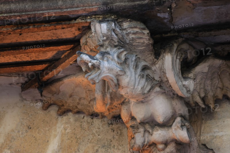 France, ile de france, paris 4e arrondissement, le marais, 133 rue saint antoine, hotel de seguier, detail chimeres supportant le balcon, bar, 
Date : 2011-2012