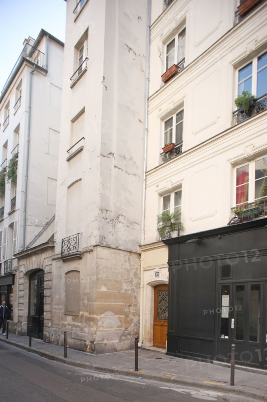 France, ile de france, paris, 4e arrondissement, marais, rue des blancs manteaux, pres de la rue des archives, porte empechant un magasin triangulaire, 
Date : 2011-2012