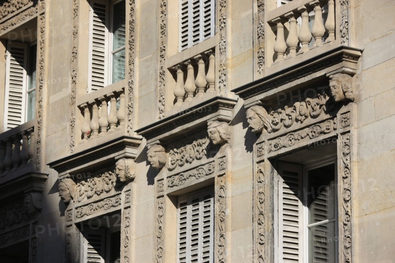 France, ile de france, paris 4e arrondissement, le marais, angle de la rue des archives et de la rue rambuteau, detail facade d'angle, ornements, mascarons, sculptures, 
Date : 2011-2012