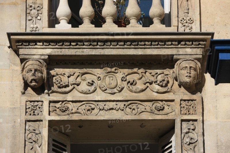 France, ile de france, paris 4e arrondissement, le marais, angle de la rue des archives et de la rue rambuteau, detail facade d'angle, ornements, mascarons, sculptures, 
Date : 2011-2012