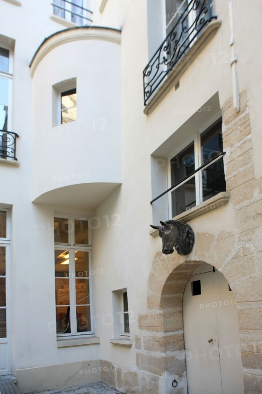 France, ile de france, paris 3e arrondissement, le marais, rue chapon, no22, hotel dorat, tete de cheval et tourelle d'angle, 
Date : 2011-2012