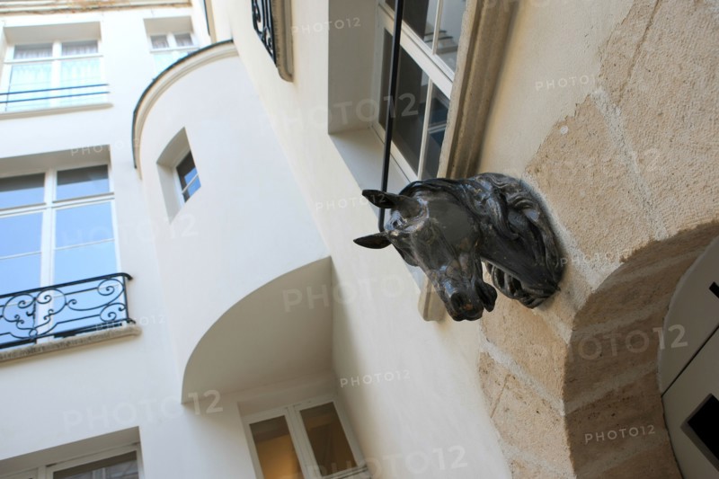 France, ile de france, paris 3e arrondissement, le marais, rue chapon, no22, hotel dorat, tete de cheval et tourelle d'angle, 
Date : 2011-2012