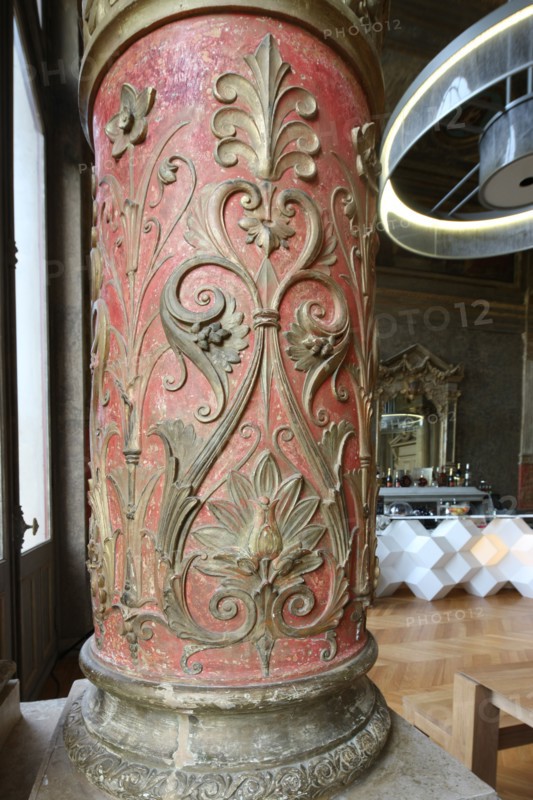 France, ile de france, paris 3e arrondissement, 3 bis rue papin, gaite lyrique, architecte manuelle gautrand, arts numeriques, foyer historique, detail colonne, 
Date : 2011-2012