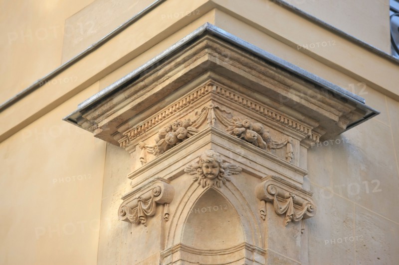 France, ile de france, paris 3e arrondissement, le marais, 58 rue de turenne, angle avec la rue de villehardouin, niche a la vierge, 
Date : 2011-2012