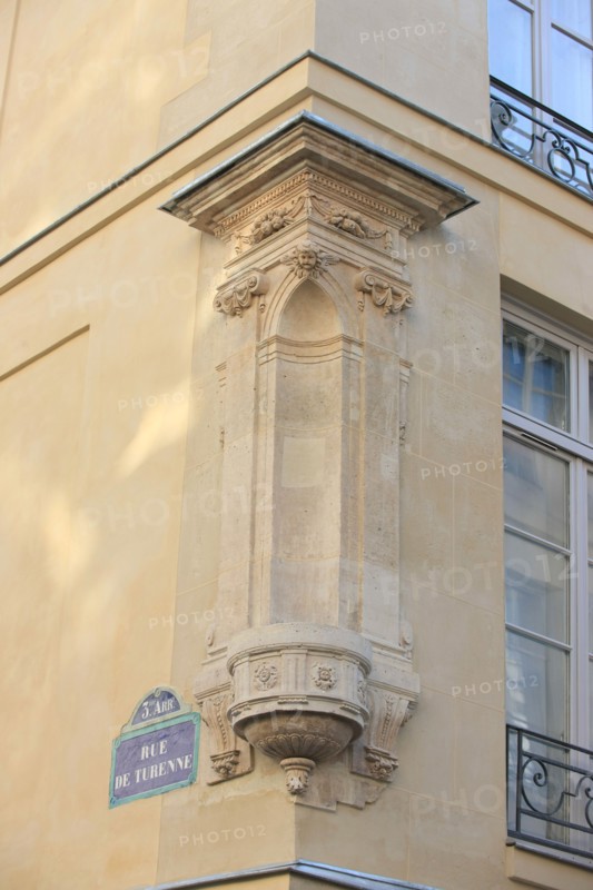 France, ile de france, paris 3e arrondissement, le marais, 58 rue de turenne, angle avec la rue de villehardouin, niche a la vierge, 
Date : 2011-2012