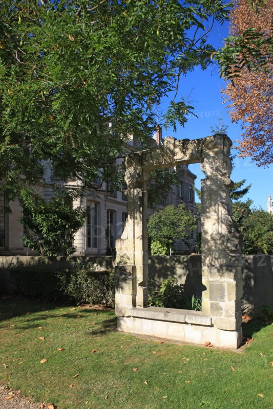 France, ile de france, paris 4e arrondissement, le marais, vestige du portail de l'hotel de jaucourt, jardins de rohan soubise
Date : 2011-2012