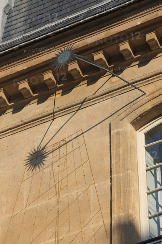 France, ile de france, paris 3e arrondissement, le marais, 79 rue du temple, hotel de montmort, facade sur cour, detail meridienne, cadran solaire, 
Date : 2011-2012