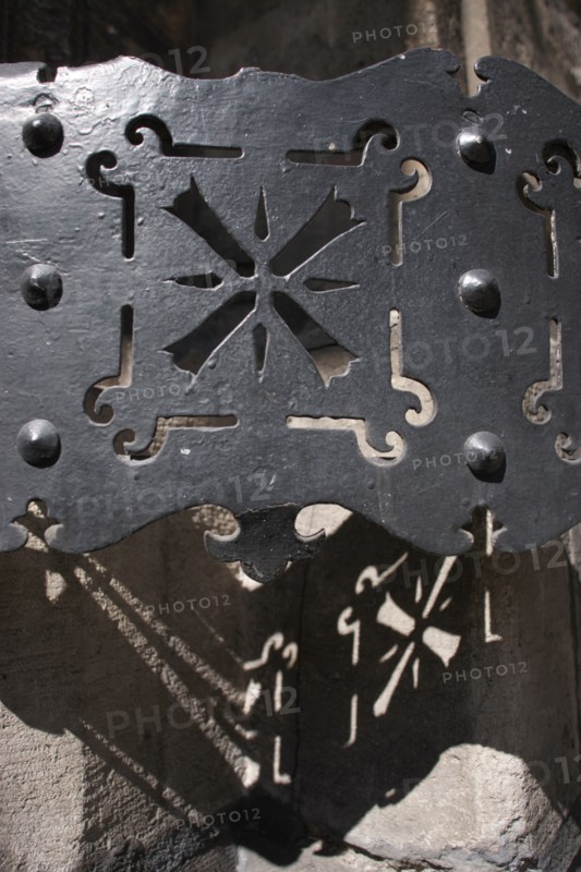 France, ile de france, paris 3e arrondissement, le marais, rue des archives, detail d'une grille metallique et de son ombre, 
Date : 2011-2012