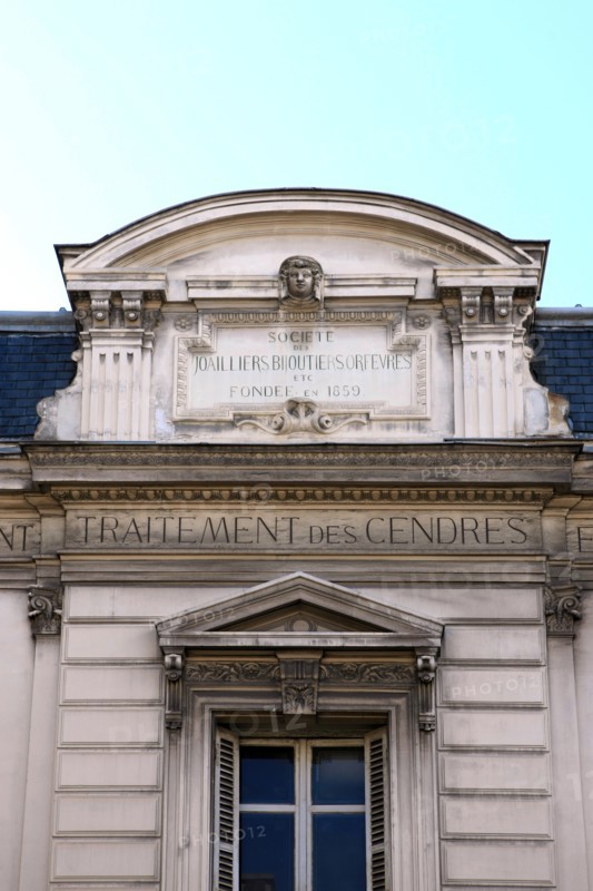 France, ile de france, paris 4e arrondissement, le marais, 39 rue des francs bourgeois, detail fronton de l'immeuble des cendres, 
Date : 2011-2012