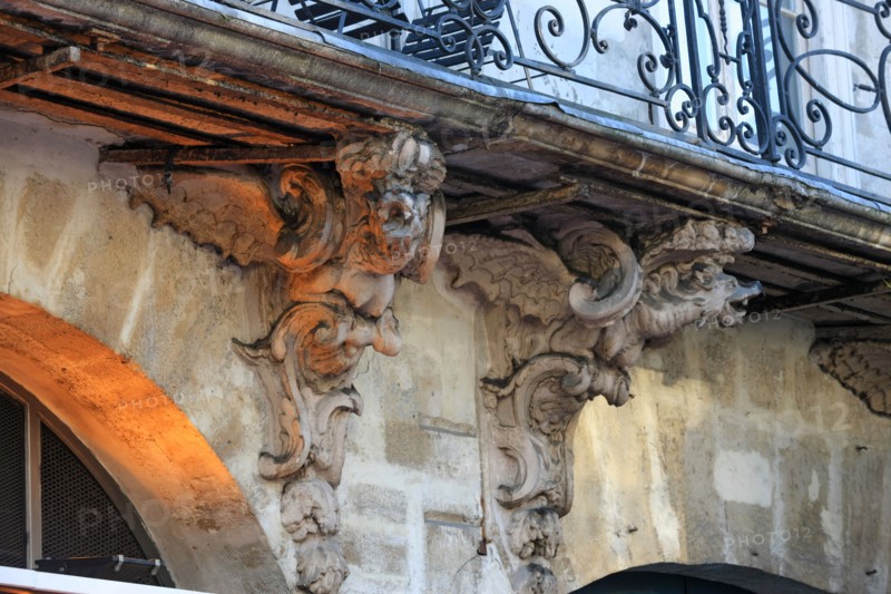 France, ile de france, paris 4e arrondissement, le marais, 133 rue saint antoine, hotel de seguier, detail chimeres supportant le balcon, bar, 
Date : 2011-2012