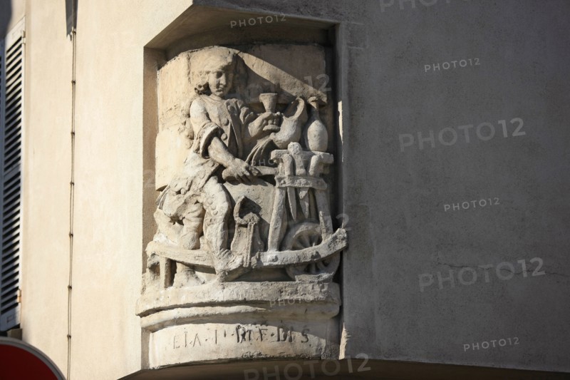 Relief à l'angle de la rue de Fourcy et de la rue de Jouy, à Paris