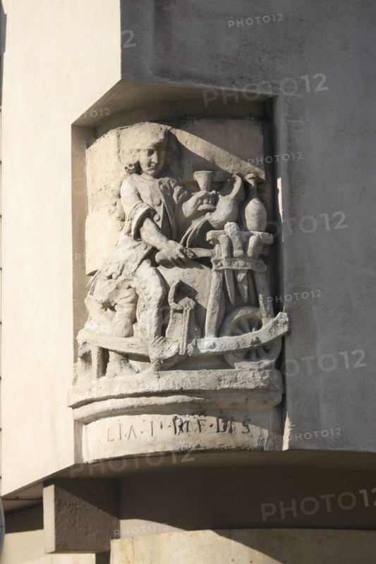 Relief à l'angle de la rue de Fourcy et de la rue de Jouy, à Paris