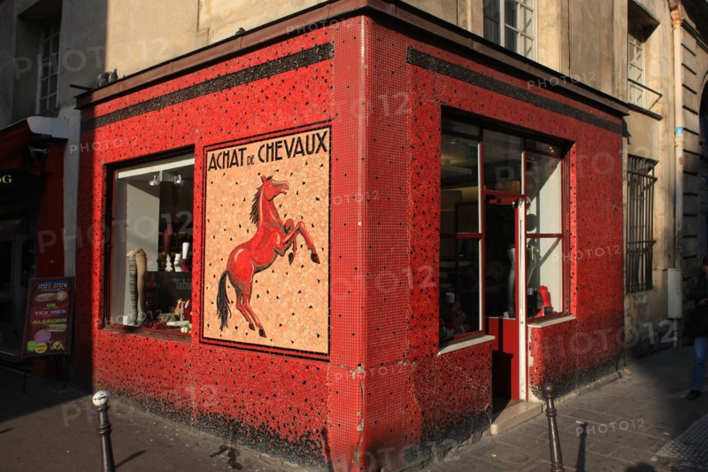 France, ile de france, paris 4e arrondissement, le marais, angle rue du roi de sicile et rue vieille du temple, ancien commerce de chevaux, boucherie chevaline, facade, mosaique, 
Date : 2011-2012