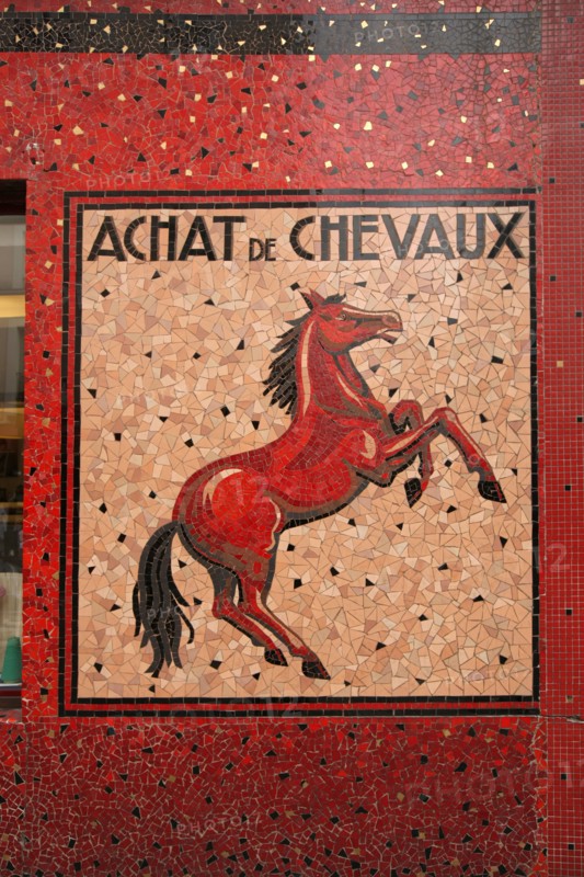 France, ile de france, paris 4e arrondissement, marais, 56 rue du roi de sicile, magasin, ancien decor achat de chevaux, commerce, mosaique, 
Date : 2011-2012