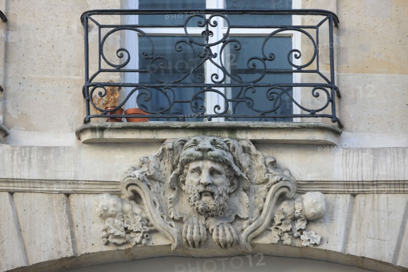 France, ile de france, paris 4e arrondissement, le marais, rue francois miron, immeuble n42 maison, detail balcon et mascaron, ferronnerie, 
Date : 2011-2012