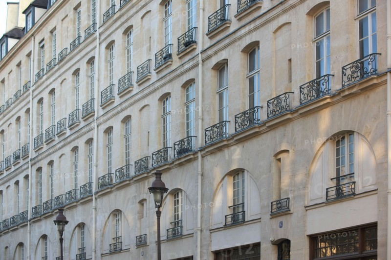 France, ile de france, paris 4e arrondissement, le marais, rue francois miron, immeuble du 2 au 14, pavillons, balcon avec motif de l'orme de saint gervais, 
Date : 2011-2012