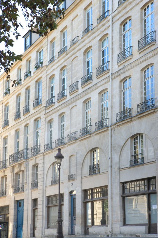France, ile de france, paris 4e arrondissement, le marais, rue francois miron, immeuble du 2 au 14, pavillons, balcon avec motif de l'orme de saint gervais, 
Date : 2011-2012