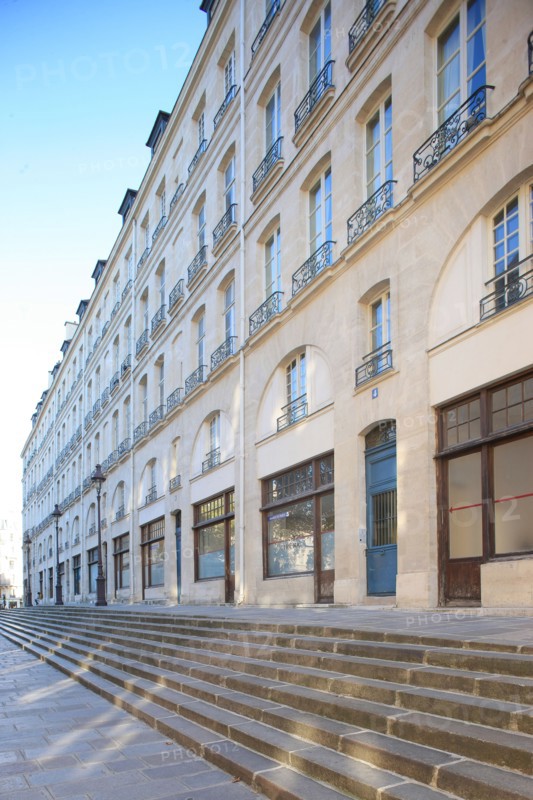 France, ile de france, paris 4e arrondissement, le marais, rue francois miron, immeuble du 2 au 14, pavillons, balcon avec motif de l'orme de saint gervais, 
Date : 2011-2012