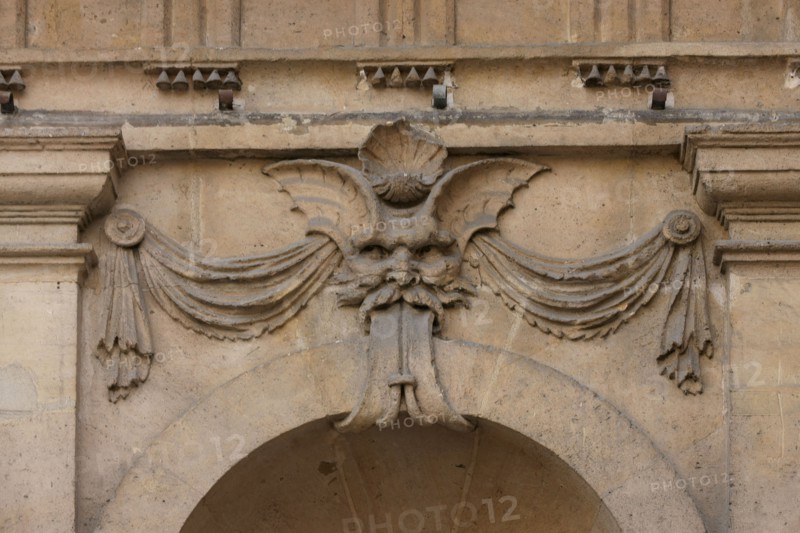 France, ile de france, paris 4e arrondissement, le marais, 7 rue de sevigne, caserne des pompiers de paris, hotel bouthillier de chavigny, hotel particulier, architecte francois mansart, detail aile deuxieme cour, 
Date : 2011-2012