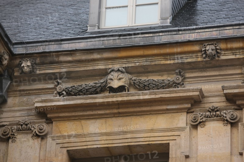 France, ile de france, paris 4e arrondissement, le marais, 7 rue de sevigne, caserne des pompiers de paris, hotel bouthillier de chavigny, hotel particulier, architecte francois mansart, detail deuxieme cour, 
Date : 2011-2012