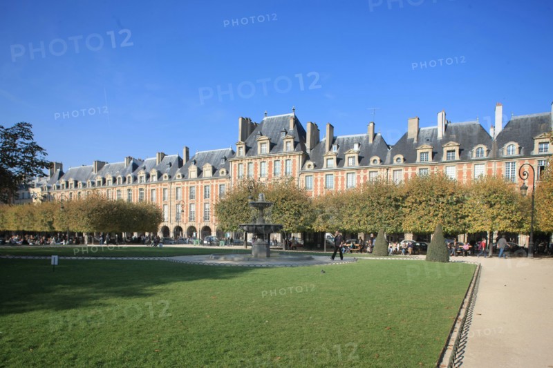 France, ile de france, paris 4e arrondissement, marais, place des vosges, panorama cote rue de sfarncs bourgeois.
Date : 2011-2012