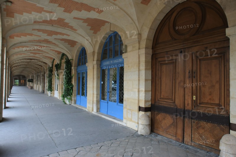 France, ile de france, paris 4e arrondissement, marais, place des vosges, arcades au niveau du numero 9, porte en bois.
Date : 2011-2012