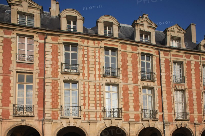 France, ile de france, paris 4e arrondissement, le marais, place des vosges, pavillons, du cote de l'hotel richelieu no23.
Date : 2011-2012