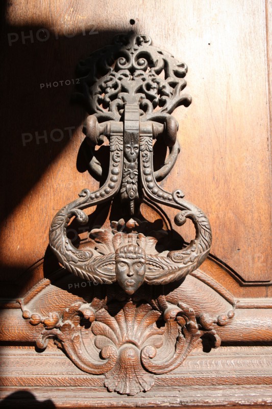 France, ile de france, paris 4e, le marais, hotel d'albret, rue des francs bourgeois, affaires culturelles de la ville de paris, detail heurtoir de porte.
Date : 2011-2012