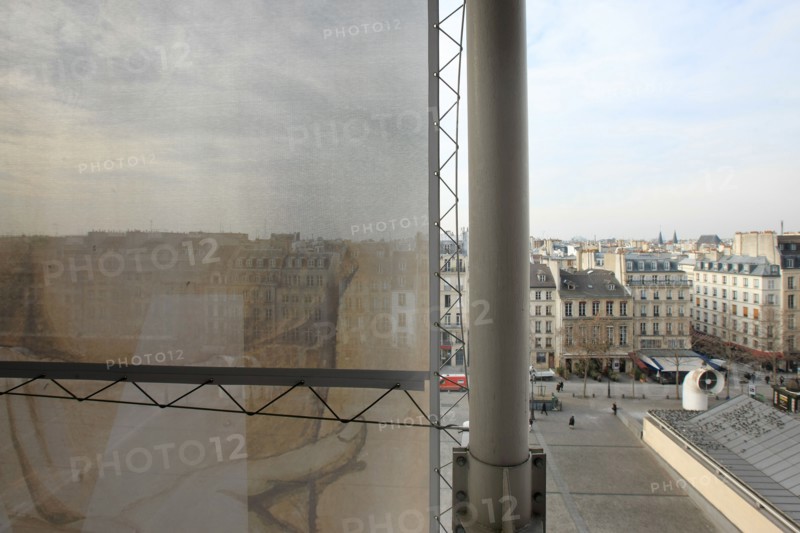 France, ile de france, paris 4 arrondissement, beaubourg, centre pompidou, architectes renzo piano et richard rogers, facade, derriere l'affiche.
Date : 2011-2012