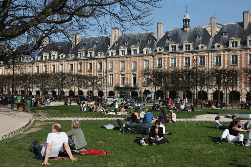 France, ile de france, paris 4e arrondissement, marais, place des vosges, pelouse.
Date : 2011-2012