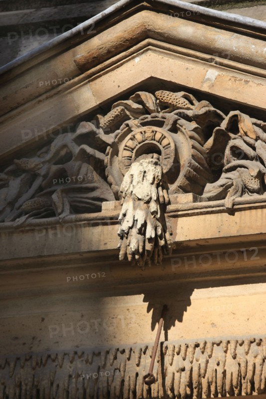 France, ile de france, paris 4e arrondissement, le marais, impasse de la poissonnerie, fontaine de jarente, detail du fronton.
Date : 2011-2012