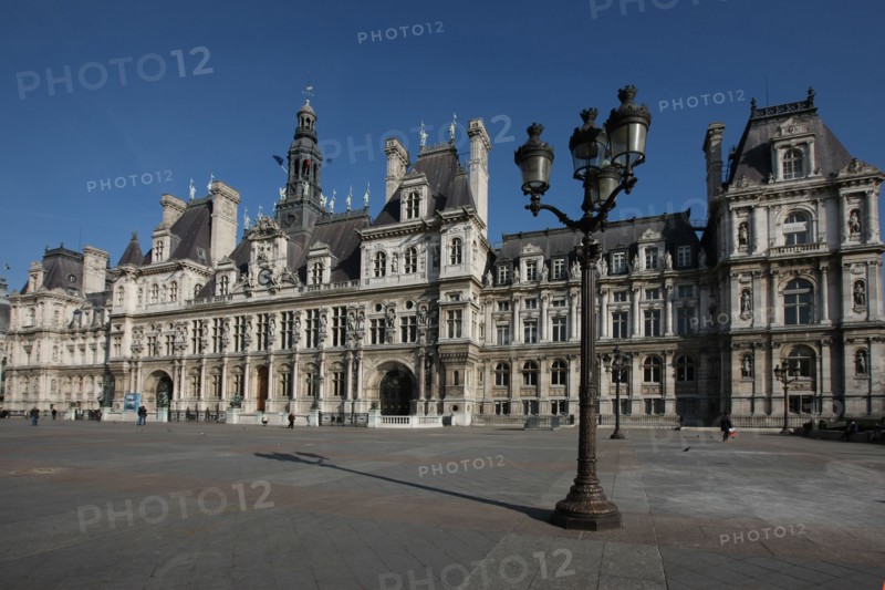 France, ile de france, paris 4e arrondissement, place de l'hotel de ville, facade de la mairie de paris, institution, lampadaire, candelabre, eclairage, parvis.
Date : 2011-2012