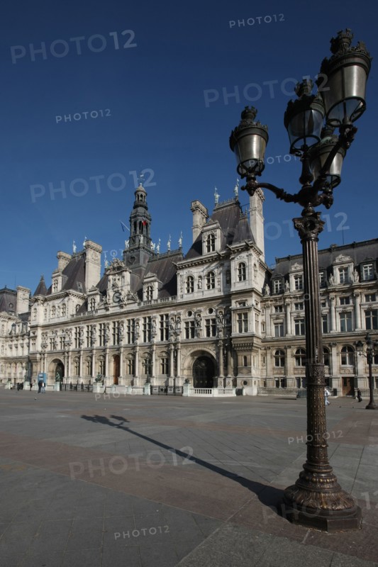 France, ile de france, paris 4e arrondissement, place de l'hotel de ville, facade de la mairie de paris, institution, lampadaire, candelabre, eclairage, parvis.
Date : 2011-2012