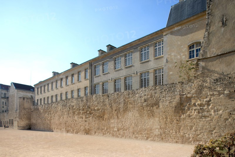 France, ile de france, paris 4e arrondissement, le marais, rue des jardins saint paul et rue charlemagne, vestiges du mur d'enceinte de philippe auguste.
Date : 2011-2012