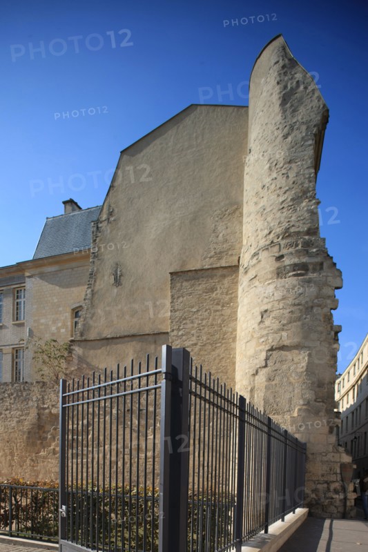 France, ile de france, paris 4e arrondissement, le marais, rue des jardins saint paul et rue charlemagne, vestiges du mur d'enceinte de philippe auguste.
Date : 2011-2012