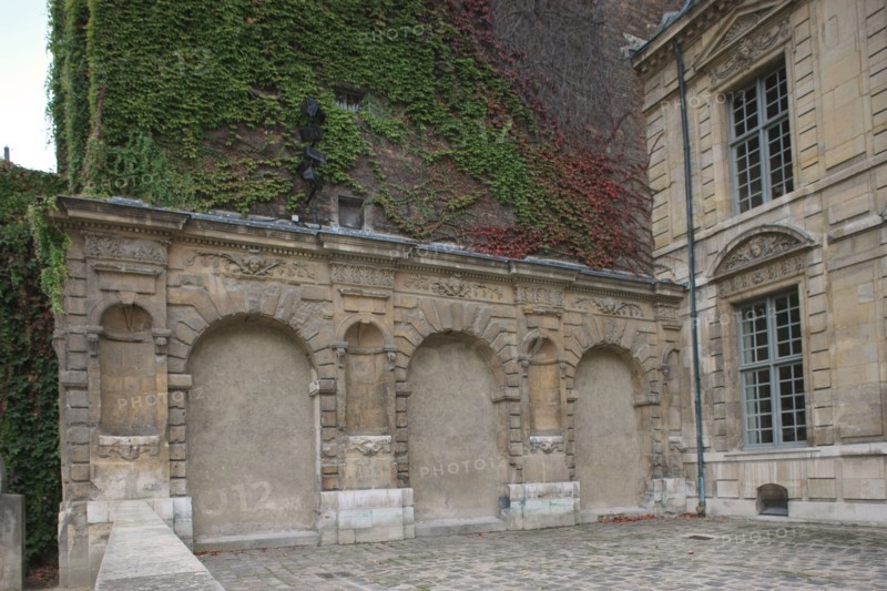 France, ile de france, paris 4e arrondissement, le marais, 62 rue saint antoine, hotel de bethune sully, centre des monuments nationaux, facade sur la seconde cour, mur renard.
Date : 2011-2012
