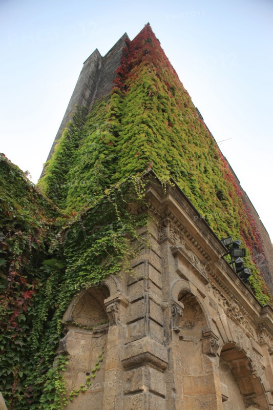 France, ile de france, paris 4e arrondissement, le marais, 62 rue saint antoine, hotel de bethune sully, centre des monuments nationaux, facade sur la seconde cour, angle du mur renard.
Date : 2011-2012