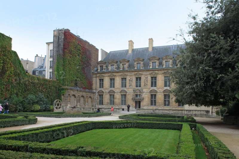 France, ile de france, paris 4e arrondissement, le marais, 62 rue saint antoine, hotel de bethune sully, centre des monuments nationaux, facade sur la seconde cour et jardin depuis l'orangerie.
Date : 2011-2012