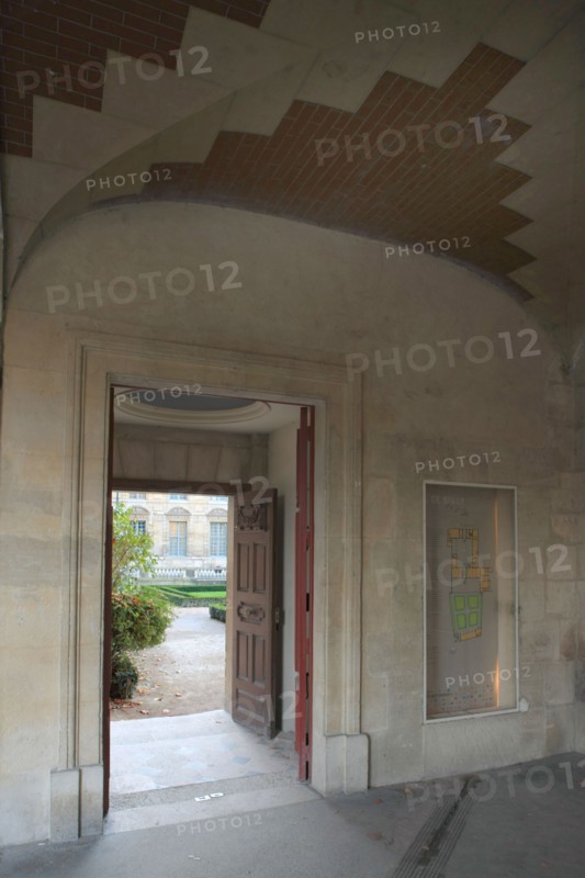 France, ile de france, paris 4e arrondissement, le marais, 62 rue saint antoine, hotel de bethune sully, centre des monuments nationaux, entree vers le jardin par la place des vosges.
Date : 2011-2012