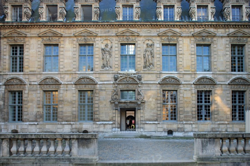 France, ile de france, paris 4e arrondissement, le marais, 62 rue saint antoine, hotel de bethune sully, centre des monuments nationaux, facade sur la seconde cour.
Date : 2011-2012