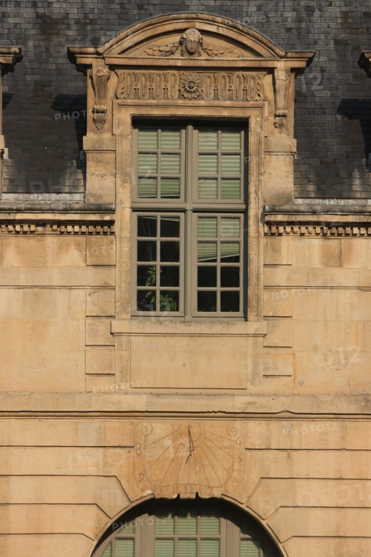 France, ile de france, paris 4e arrondissement, le marais, 62 rue saint antoine, hotel de bethune sully, siege des monuments historiques, orangerie, cadran solaire.
Date : 2011-2012
