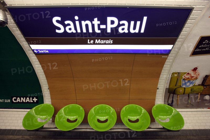 France, ile de france, paris 4e arrondissement, station de metro saint paul, rue saint antoine, mobilier de station.
Date : 2011-2012