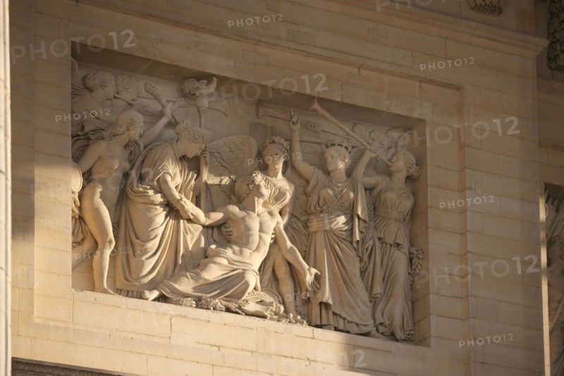 France, ile de france, paris 5e arrondissement, rue soufflot, pantheon, place des grands hommes, colonnade.
Bas-relief : L'Apotheose du heros mort pour la patrie, sculpte en 1837 par Charles-Francois Leboeuf dit Nanteuil.
.Date : 2011-2012